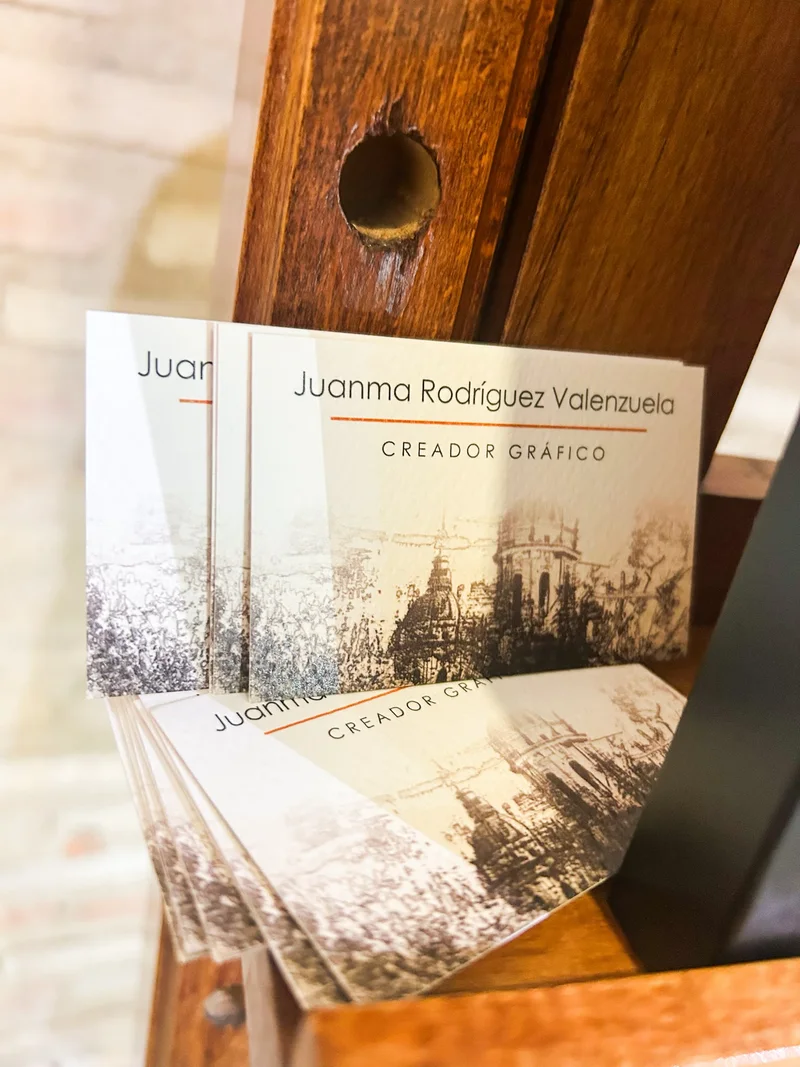 Tarjetas de Juanma Rodríguez Valenzuela sobre un caballete de madera