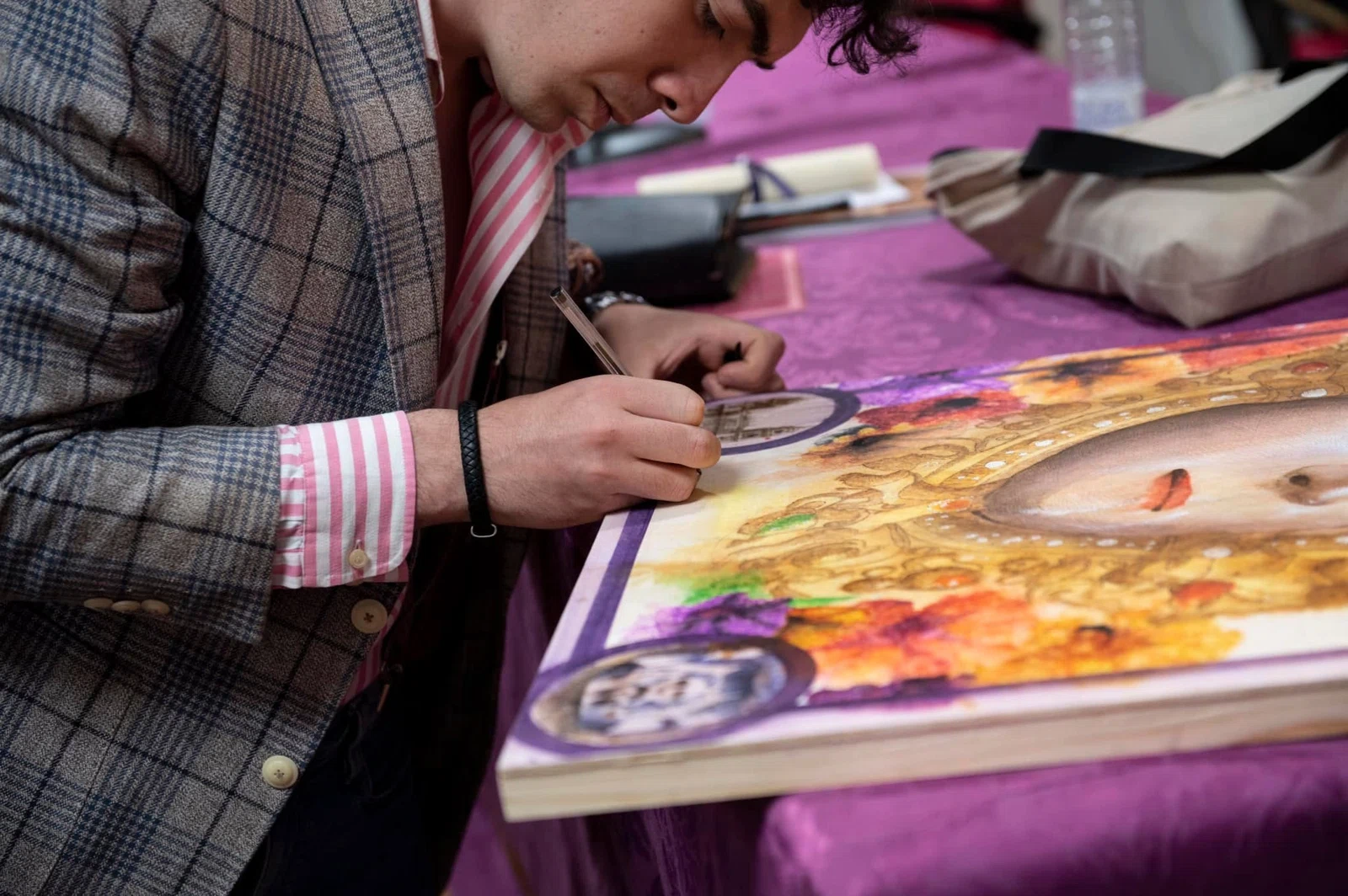 Juanma Rodríguez firmando una obra