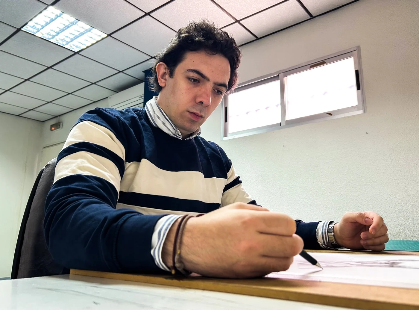 Juanma Rodríguez ante una mesa de trabajo